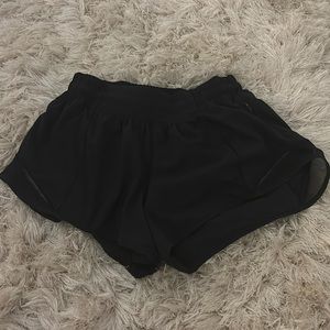 BLACK LULULEMON 2.5 HOTTY HOTS SIZE 4 !!